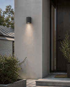 Freja Single Antracita lámpara de exterior De Lampan - Fabricada en metal lacado en antracita con una textura decorativa acanalada, la l&aacute;mpara irradia un aspecto vibrante y exclusivo.