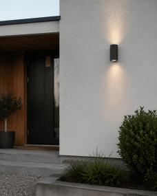Freja Duo Antracita lámpara de exterior De Lampan - Fabricada en metal lacado en antracita con una textura decorativa acanalada, la l&aacute;mpara irradia un aspecto vibrante y exclusivo.