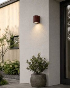 Freja Single Óxido lámpara de exterior De Lampan - Freja es perfecta para entradas, caminos de acceso o patios, convirti&eacute;ndose en un elemento funcional y decorativo a la vez.