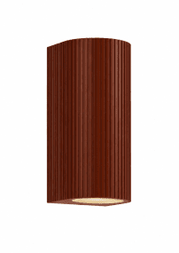 Freja Duo Óxido lámpara de exterior De Lampan - Fabricada en metal con un acabado en color naranja &oacute;xido y una textura decorativa acanalada, le confiere un aspecto vibrante y exclusivo.