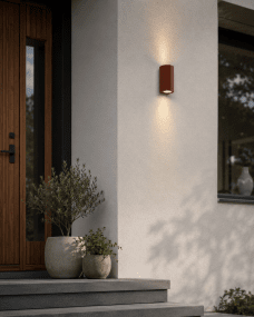 Freja Duo Óxido lámpara de exterior De Lampan - Fabricada en metal con un acabado en color naranja &oacute;xido y una textura decorativa acanalada, le confiere un aspecto vibrante y exclusivo.