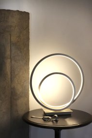 Loop 37cm Acero lámpara de mesa De Aneta Lighting - LED integrado de 14 W, regulable mediante un regulador de 3 pasos en la base de la lámpara.