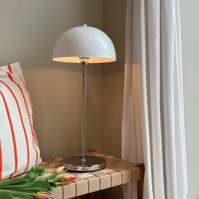 Lago 55cm Cromo portátil De Dyberg Larsen - Den kan anv&auml;ndas b&aring;de inomhus och utomhus och har en batteritid p&aring; upp till &aring;tta timmar per laddning.