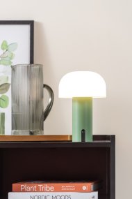 Luca LED 22cm Verde portátil De Leitmotiv - Está fabricada en metal con un acabado verde mate y cuenta con una pantalla de plástico blanco lechoso que emite una luz suave y agradable.