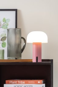 Luca LED 22cm Rosa portátil De Leitmotiv - Está fabricada en metal con un atractivo acabado rosa y cuenta con una pantalla de plástico blanco lechoso que emite una luz suave y agradable.