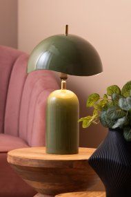 Querido 40cm Verde lámpara de mesa De Leitmotiv - Fabricada en metal con un acabado verde mate brillante y detalles dorados, es un complemento elegante para tu hogar.