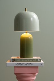 Rico 43cm Verde lámpara de mesa De Leitmotiv - Rico es una elegante lámpara de mesa metálica con acabado brillante y un diseño bicolor sofisticado.