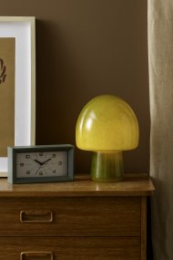 Gozar 27cm Verde lámpara de mesa De Leitmotiv - Gozar es una elegante lámpara de mesa de cristal con una pantalla verde oscuro que emite una luz cálida y acogedora.