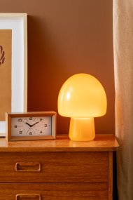 Gozar 27cm Amarillo lámpara de mesa De Leitmotiv - Gozar es una elegante lámpara de mesa de cristal con una pantalla de color amarillo intenso que emite una luz cálida y acogedora.