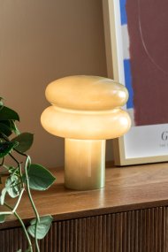 Incesante 24cm Verde lámpara de mesa De Leitmotiv - Incesante es una lámpara de mesa escultural de cristal con una pantalla verde intenso que emite una luz cálida y ambiental.