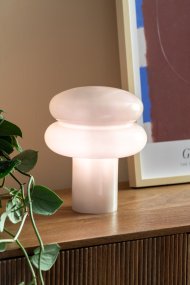 Incesante 24cm Gris lámpara de mesa De Leitmotiv - Incesante es una lámpara de mesa escultural de cristal en un cálido tono verde que emite una luz acogedora y ambiental.