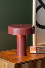 Riqueza Palo 26cm borgoña lámpara de mesa De Leitmotiv - La elegante lámpara de mesa Riqueza Palo, fabricada en metal con acabado brillante y pantalla burdeos, cautiva por su forma estilizada y diseño minimalista, que le confiere una presencia elegante y discreta que se integra armoniosamente en diversos ambientes.