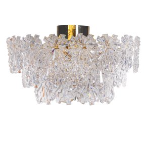 Lorraine Ø50 Latón De By Rydéns - La fuente de luz, rodeada de prismas decorativos en forma de flor, crea una hermosa imagen de luz en la habitaci&oacute;n.