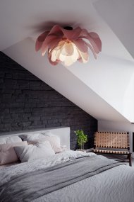Lou Lou Ø80 Rosa De By Rydéns - Lou Lou se convierte no solo en una fuente de luz sino también en una obra de arte en tu hogar y su estilo adaptable lo convierte en un detalle interior perfecto para crear una atmósfera única.