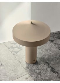 Hatto 40cm Beige lámpara de mesa De OYOY - La lámpara de mesa Hatto es como una pequeña obra de arte que aporta luz y un ambiente único a tu hogar.
