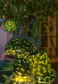 Mushroom 35cm Verde lámpara de mesa De Pixie Design - Est&aacute; equipado con un temporizador y un pr&aacute;ctico regulador de intensidad de 5 niveles para ajustar la luz seg&uacute;n las necesidades, lo que lo hace perfecto tanto como iluminaci&oacute;n de trabajo como como iluminaci&oacute;n acogedora por la noche.