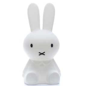 Miffy XL Blanco lámpara infantil De Mr Maria - Miffy XL, el conejo más grande de la serie Miffy, mide 80 cm de alto y cuenta con iluminación LED regulable con 6 configuraciones de luz, incluido el modo nocturno.