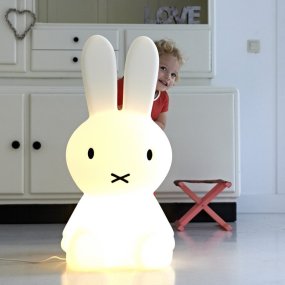 Miffy XL Blanco lámpara infantil De Mr Maria - Miffy XL, el conejo más grande de la serie Miffy, mide 80 cm de alto y cuenta con iluminación LED regulable con 6 configuraciones de luz, incluido el modo nocturno.
