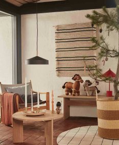 Hatto Ø30 Negro Lámpas de techo De OYOY - La pantalla en forma de sombrero, inspirada en la palabra japonesa "hatto", le da un aspecto moderno que se adapta a cualquier hogar.