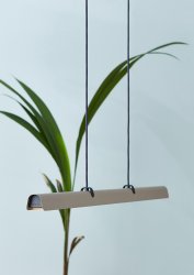 Fold 118cm Arena De Belid - Cada l&aacute;mpara es una obra maestra del dise&ntilde;o sueco con accesorios fundidos y detalles en relieve que resaltan la s&oacute;lida artesan&iacute;a y muestran c&oacute;mo el metal puede absorber la luz.