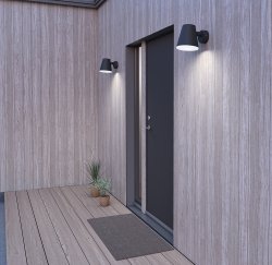 Mist Textura negra lámpara de exterior De Belid - El hecho de que la lente sea ligeramente m&aacute;s larga que la pantalla tambi&eacute;n provoca cierta dispersi&oacute;n lateral de la luz.