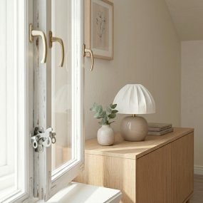 Peach 27cm Beige lámpara de mesa De Cottex - La pantalla de tela blanca con su elegante dise&ntilde;o plisado contrasta maravillosamente con la base de tonos tierra y proporciona una luz suave y agradable.