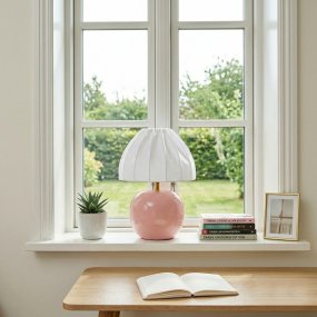 Peach 27cm Rosa lámpara de mesa De Cottex - La pantalla de tela blanca con su elegante dise&ntilde;o plisado contrasta maravillosamente con la base colorida y proporciona una luz suave y agradable.