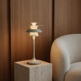 Picasso 35cm Salvia suave lámpara de mesa De Belid - La familia Picasso se compone de l&aacute;mparas colgantes, de mesa y de pie.