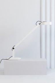 Inviting 86cm Blanco lámpara de escritorio De Faro Barcelona - El cabezal de la l&aacute;mpara se puede ajustar tanto horizontal como verticalmente seg&uacute;n sus deseos y el brillo y la temperatura de color son regulables.