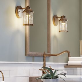 Ashland Bay 20cm Latón lámpara de baño De Elstead Lighting - Fabricado en acero y vidrio, presenta un lujoso acabado de latón y un vidrio bellamente texturizado que difunde la luz.