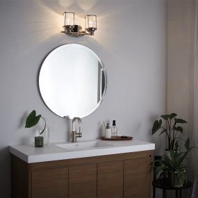 Ashland Bay 36cm Cromo De Elstead Lighting - Fabricada en acero y vidrio, presenta un lujoso acabado en cromo pulido y dos vidrios bellamente texturizados que difunden la luz de una manera agradable.
