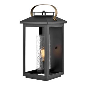 Atwater 52cm Negro lámpara de exterior De Elstead Lighting - Med IP44-klassning &auml;r Atwater skyddad mot fukt och v&auml;derp&aring;verkan, vilket g&ouml;r den till en elegant och l&aring;ngvarig l&ouml;sning f&ouml;r entr&eacute;er, uteplatser och tr&auml;dg&aring;rdsmilj&ouml;er.