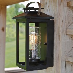 Atwater 35cm Negro De Elstead Lighting - Med IP44-klassning &auml;r Atwater skyddad mot fukt och v&auml;derp&aring;verkan, vilket g&ouml;r den till en elegant och l&aring;ngvarig l&ouml;sning f&ouml;r entr&eacute;er, uteplatser och tr&auml;dg&aring;rdsmilj&ouml;er.