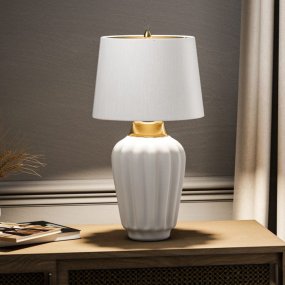 Bexley 56cm Blanco lámpara de mesa De Elstead Lighting - Den levereras med en avsmalnande lampsk&auml;rm i ljus elfenbensf&auml;rgad konstsilke med en m&auml;ssingf&auml;rgad insida, handgjord i Storbritannien.