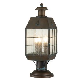 Nantucket 57cm Latón antiguo De Elstead Lighting - Tillverkad av massiv m&auml;ssing och glas, erbjuder den en robust och elegant konstruktion som &aring;ldras vackert &ouml;ver tid.