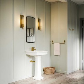 Wellington 40cm Latón antiguo lámpara de baño De Elstead Lighting - Está hecho de acero y vidrio de alta calidad y emana una sensación de lujo con su acabado de latón antiguo y pantalla de vidrio acanalado que proporciona una hermosa distribución de la luz.