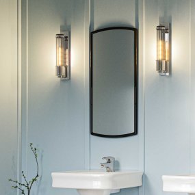 Wellington 40cm Cromo lámpara de baño De Elstead Lighting - Está hecho de acero y vidrio de alta calidad y emana una sensación de lujo con su acabado en cromo pulido y pantalla de vidrio acanalado que proporciona una hermosa distribución de la luz.