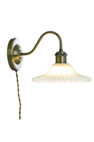 Silvia 30cm Latón antiguo/blanco lámpara de pared De Aneta Lighting - Est&aacute; hecha de metal con acabado de lat&oacute;n antiguo y una pantalla de vidrio blanco con un hermoso volante festoneado en la parte inferior.