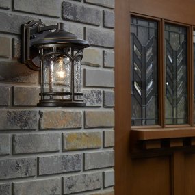 Marblehead Bronce lámpara de exterior De Elstead Lighting - El elegante marco de metal le da al vidrio transparente y texturizado una apariencia similar a una ventana y crea una luz acogedora.
