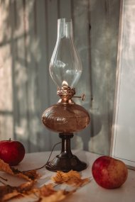 Esmeralda Marrón De Strömshaga - Su forma clásica y su elegante base hacen de Esmeralda un elemento decorativo con estilo que se integra a la perfección tanto en hogares tradicionales como modernos.