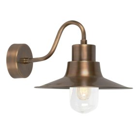 Sheldon Latón antiguo lámpara de exterior De Elstead Lighting - La lámpara de pared Sheldon en latón envejecido está inspirada en las sencillas lámparas de granero de principios del siglo XX y tiene un toque ligeramente industrial.