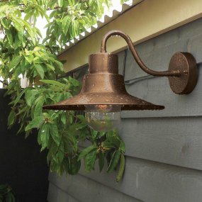 Sheldon Latón antiguo lámpara de exterior De Elstead Lighting - La lámpara de pared Sheldon en latón envejecido está inspirada en las sencillas lámparas de granero de principios del siglo XX y tiene un toque ligeramente industrial.