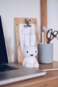 Bundle of Light - Miffy Mini Blanco lámpara infantil De Mr Maria - Lleva un poco de luz y alegr&iacute;a a tu d&iacute;a y a tu hogar con esta encantadora l&aacute;mpara Miffy.
