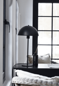 Coco 54cm Negro lámpara de mesa De Hallbergs - Recomendamos colocarla en la ventana, en un aparador en el pasillo o como l&aacute;mpara de noche en el dormitorio.