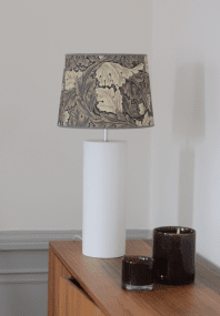 Manhattan 47cm Blanco mate base de lámpara De Hallbergs - Manhattan es una base de lámpara elegante con un diseño moderno.