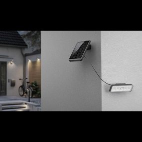 Foco a batería con sensor Negro De Designlight - Al detectar movimiento, la luz se ilumina durante 18 segundos al 100 % de brillo (1000 lm) y luego se enciende con un brillo base de aproximadamente 30&ndash;50 lm.