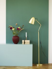 Dynamo 1 Latón cepillado lámpara de pie De Superliving - La l&aacute;mpara de pie Dynamo, fabricada en metal mate con acabado en lat&oacute;n cepillado, es una soluci&oacute;n de iluminaci&oacute;n elegante y pr&aacute;ctica.