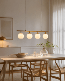 Globi 4 78cm Latón cepillado/blanco Lámpas de techo De Nordic Lighting - La suspensi&oacute;n met&aacute;lica de lat&oacute;n cepillado le aporta un toque sofisticado y gr&aacute;fico, mientras que las cuatro c&uacute;pulas redondas de cristal opalino difunden una luz agradable y uniforme por toda la estancia.