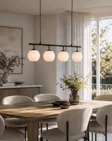 Globi 4 78cm En blanco y negro Lámpas de techo De Nordic Lighting - La suspensi&oacute;n de metal negro le aporta un toque elegante y gr&aacute;fico, mientras que las cuatro c&uacute;pulas redondas de cristal opalino difunden una luz agradable y uniforme por toda la estancia.