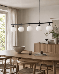 Globi 5 120cm En blanco y negro Lámpas de techo De Nordic Lighting - La suspensi&oacute;n de metal negro le aporta un toque elegante y gr&aacute;fico, mientras que las cinco c&uacute;pulas redondas de cristal opalino difunden una luz agradable y uniforme por toda la estancia.